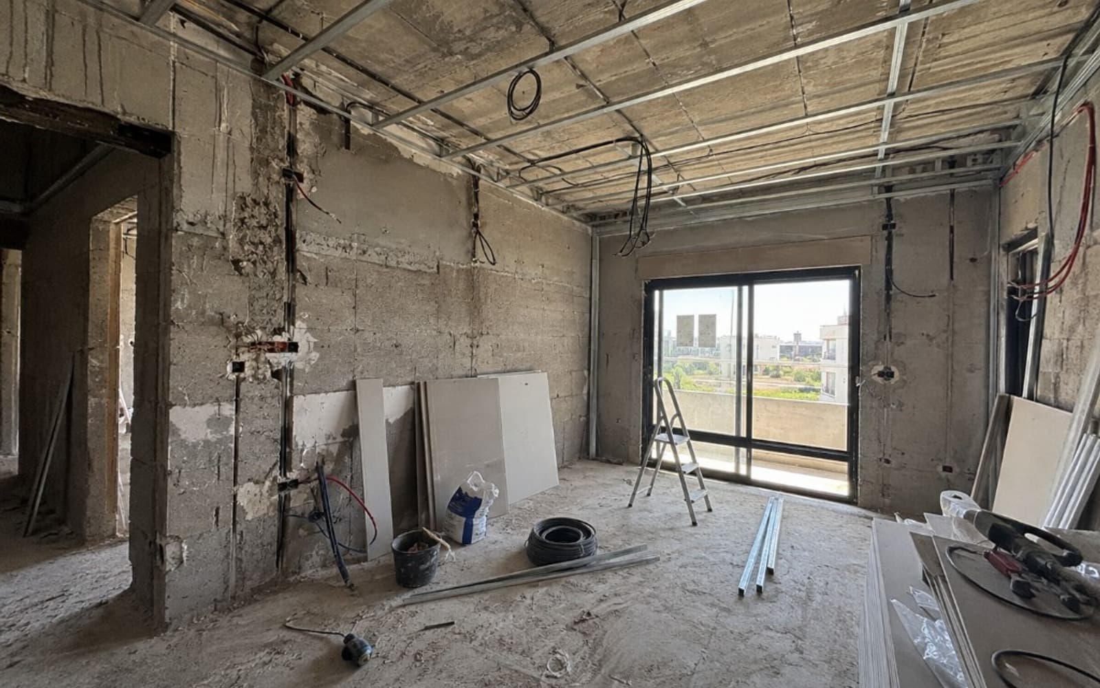 Avant — chantier placo, ossature plafond et plaques en place